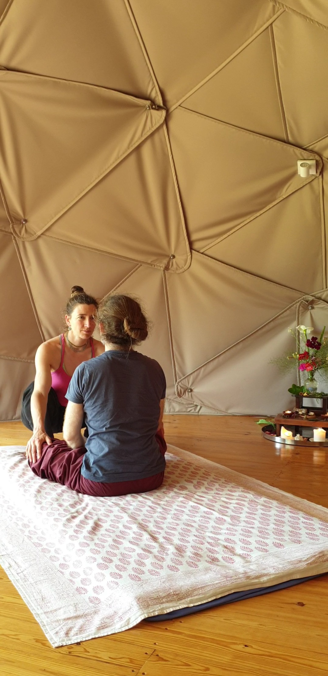 Gesehen und berührt werden in der Thai Yoga Massage. Raum und Zeit um sich wieder mit dem eigenen Körper zu verbinden.