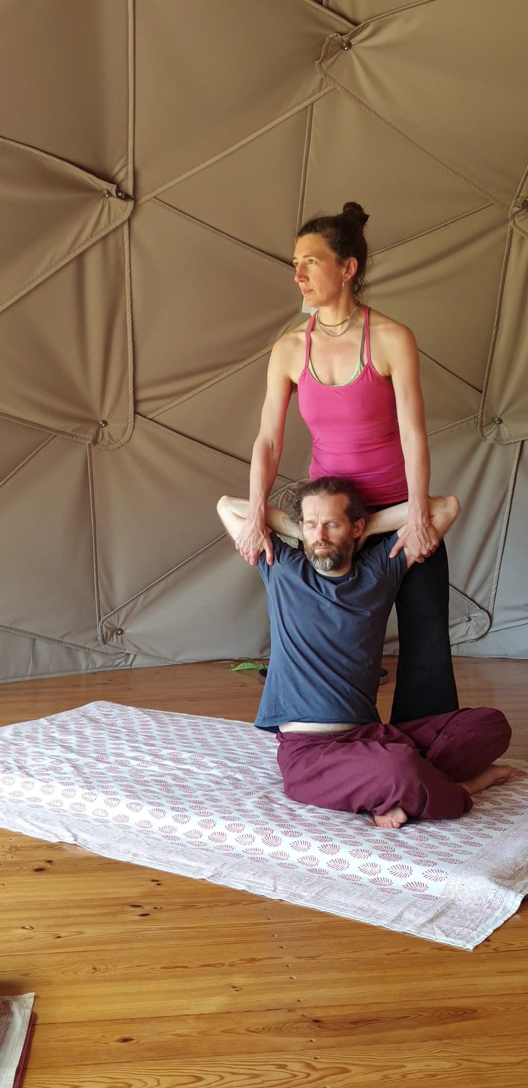 Spiralbewegung der Oberkörpers mit einem leichten Lift in sitzender Position